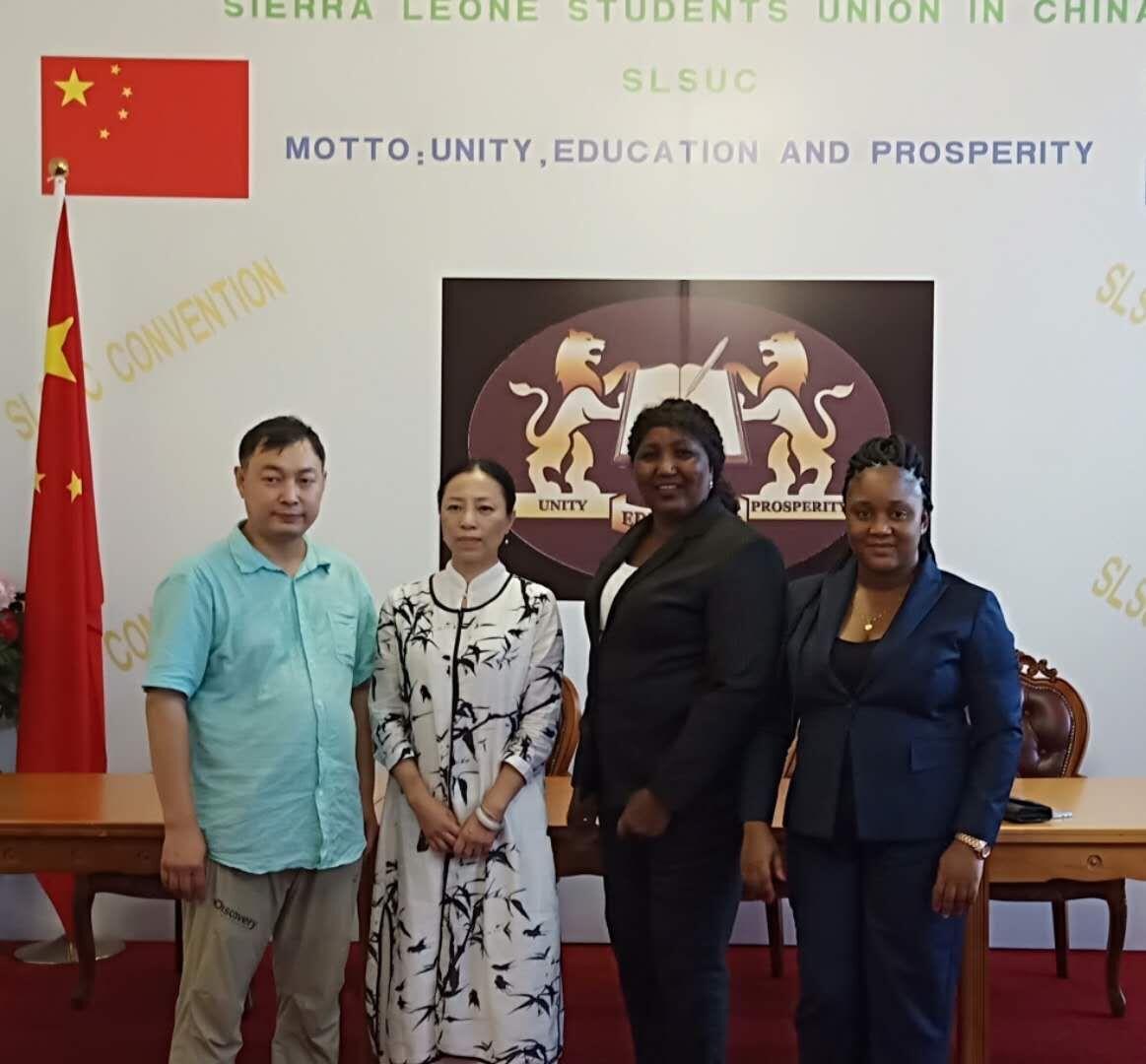 塞拉利昂共和国二等秘书爱莎（右二），在塞拉利昂共和国驻华大使馆盛情接待中国当代著名国礼书画家乔领、宁雪君。