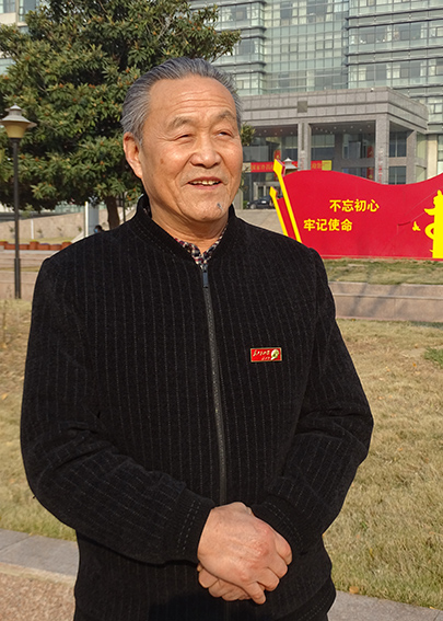 杨新平照片.jpg