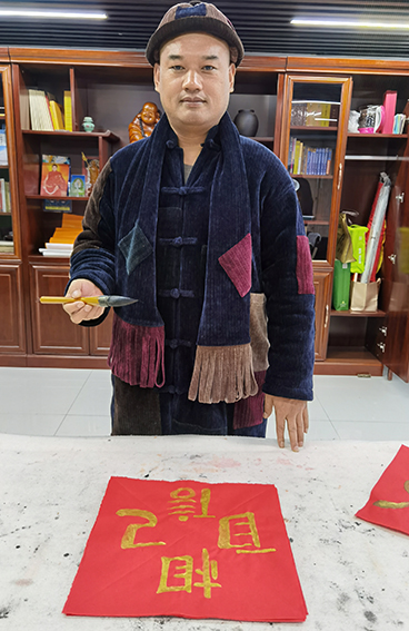 尤敬伟艺术照.jpg